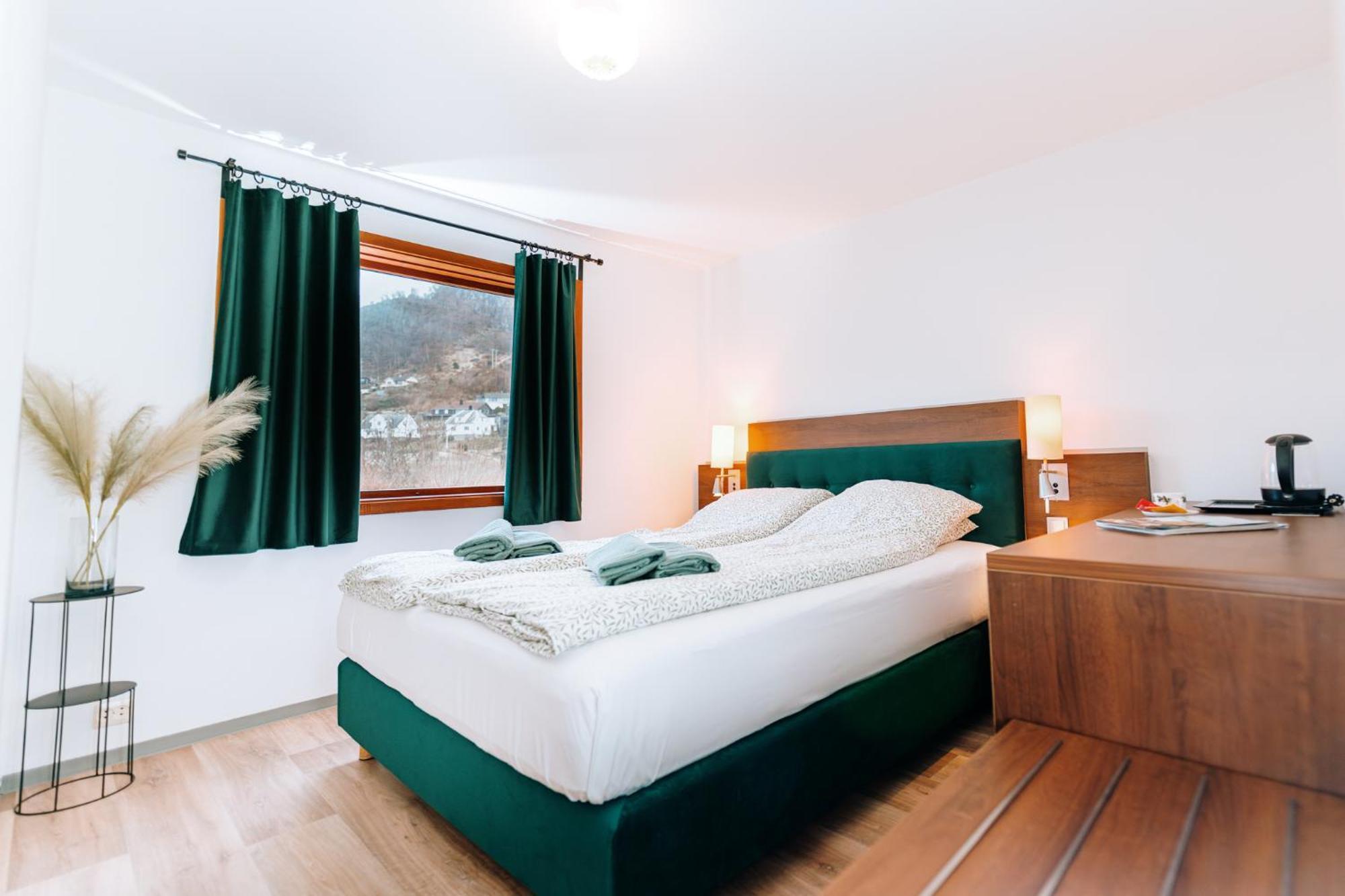 Hotel Nokling & Camping Hjelmeland Esterno foto